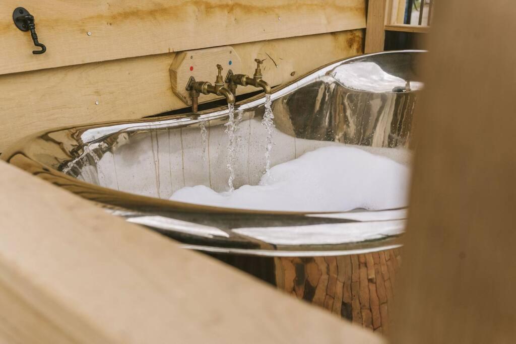 Island Hut - Outdoor Bath Tub, Firepit And Water Equipment Saltford Exterior foto